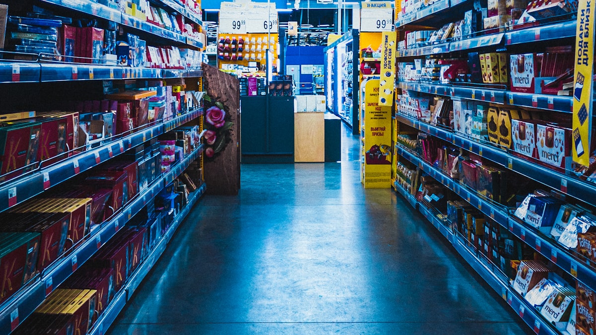 Productos empacados en anaquel de tienda