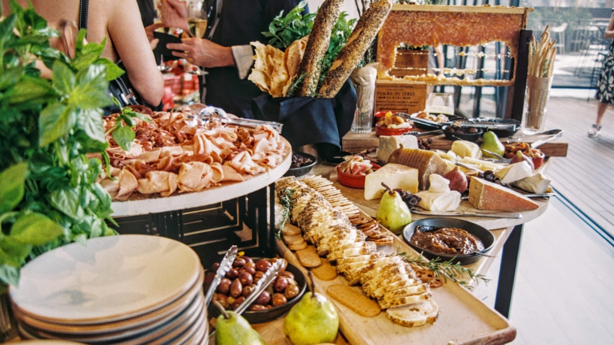 Mesa de catering con variedad de platillos