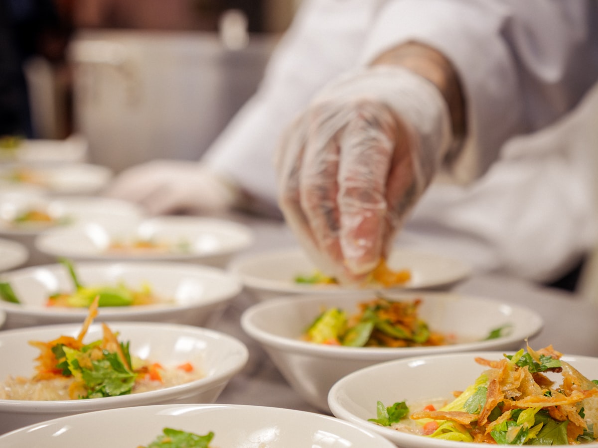 Chef decorando cuencos de comida en una encimera