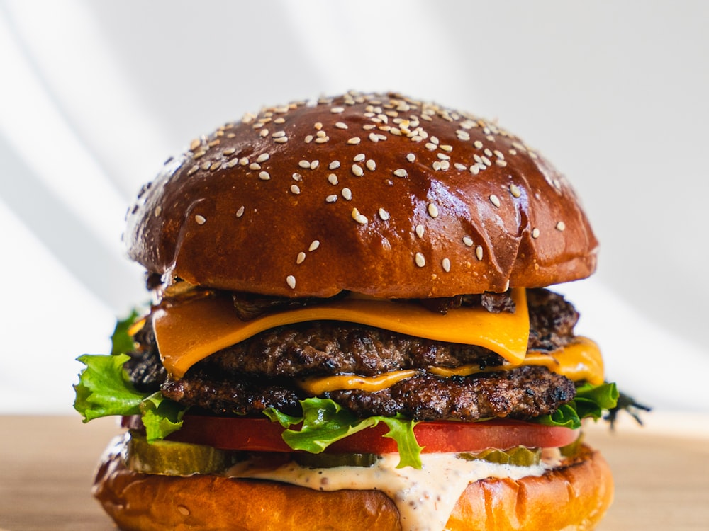 Hamburguesa sobre tabla de cortar de madera