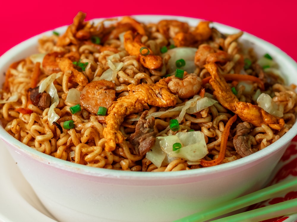 Cuenco con fideos y carne