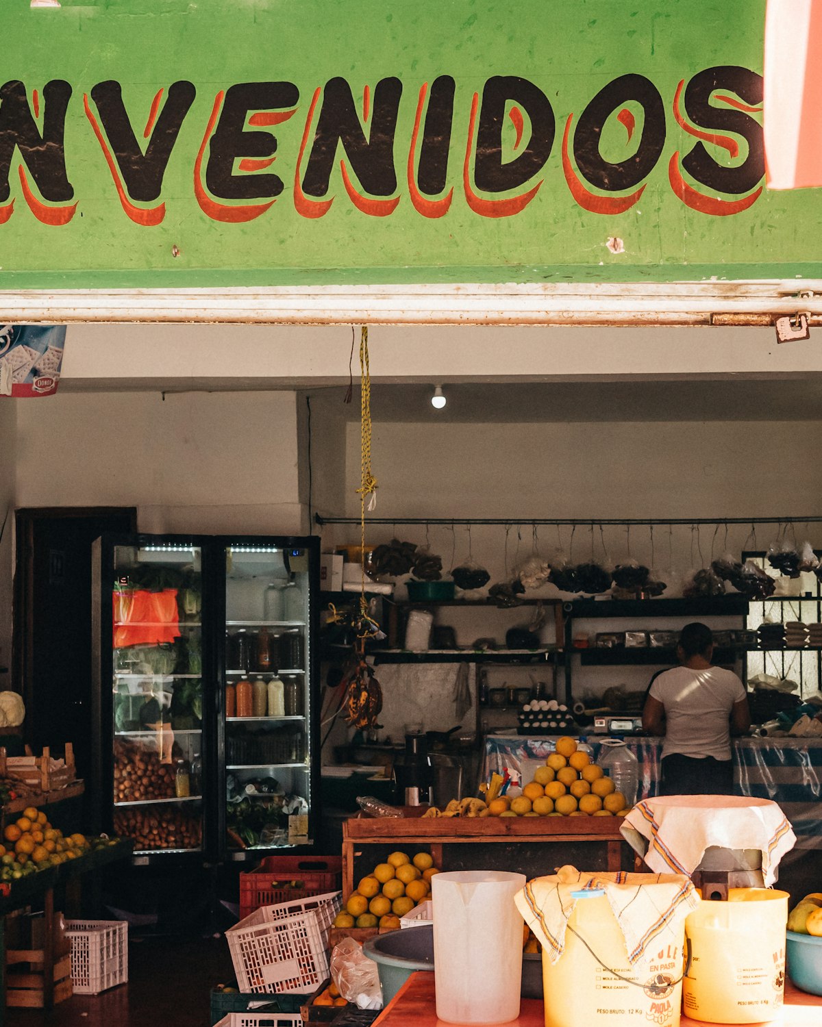 Puesto de frutas con variedad de productos en exhibición