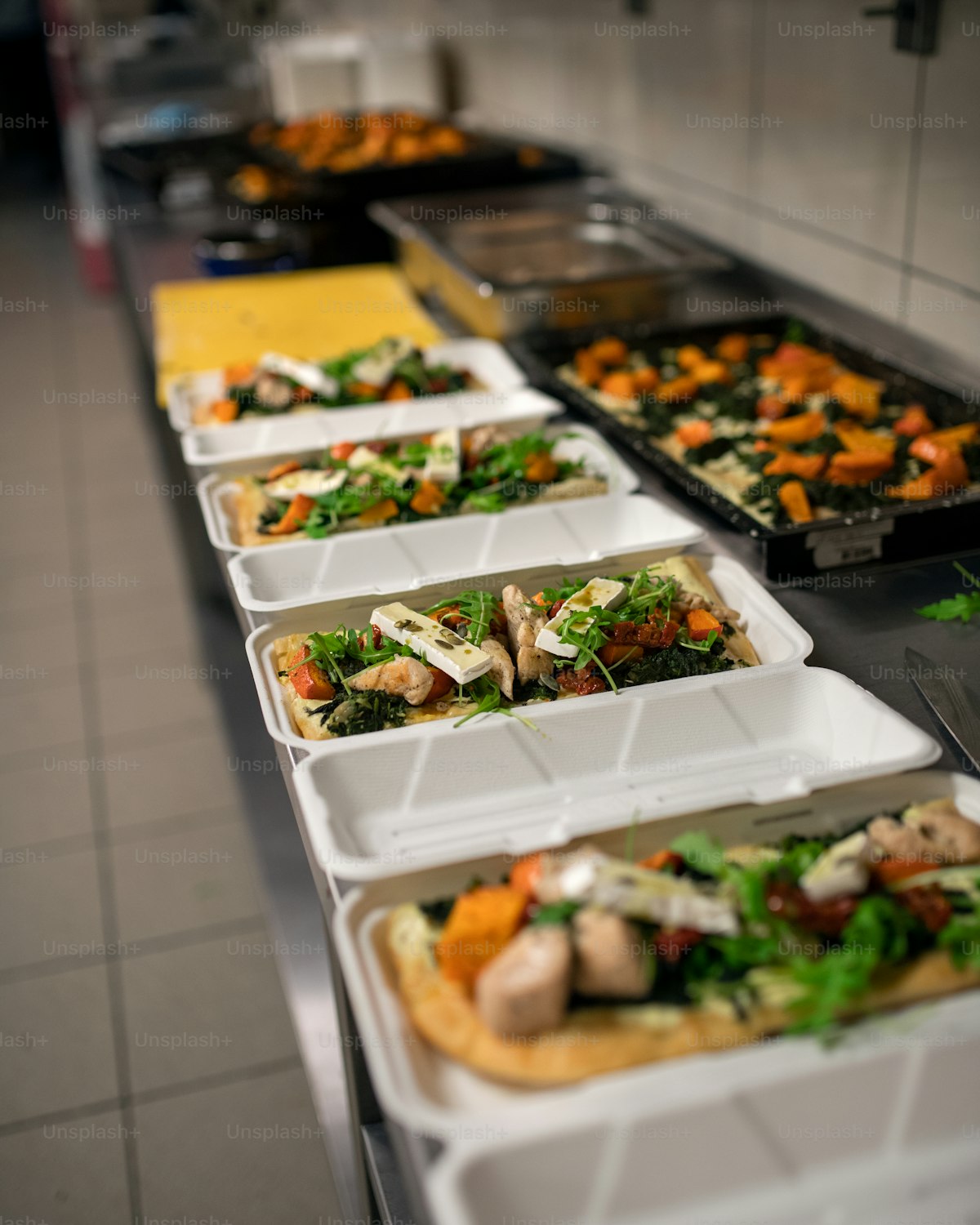 Recipientes de comida preparados para llevar en cocina de restaurante