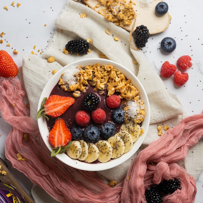 Bowl de fruta con yogurt y granola
